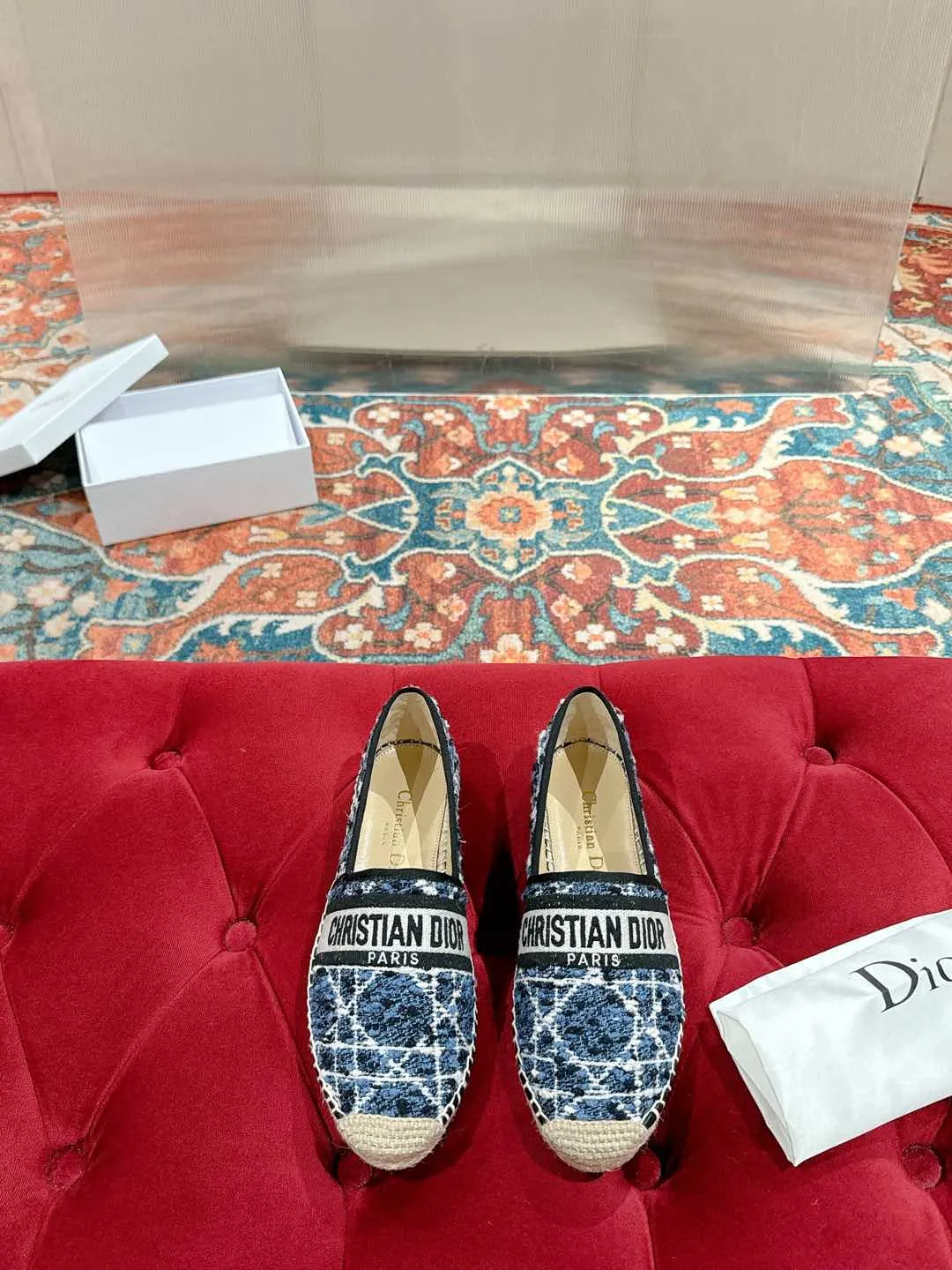 👟👟Ex-factory price 460👟👟 Dior DIOR's new popular early spring fisherman shoes 🆕 Simple, elegant and fashionable, timeless and timeless, it is a classic that will never fade away in the fashion circle, retro fisherman shoes. Original hand-woven surface, electric embroidery technology! Specific cloth surface and rubber outsole. Code number: 35-39 (40.41 customized, non-refundable)